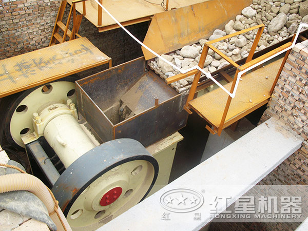 顎式破碎機現(xiàn)場加工圖