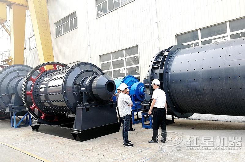 用戶到廠考察小型球磨機