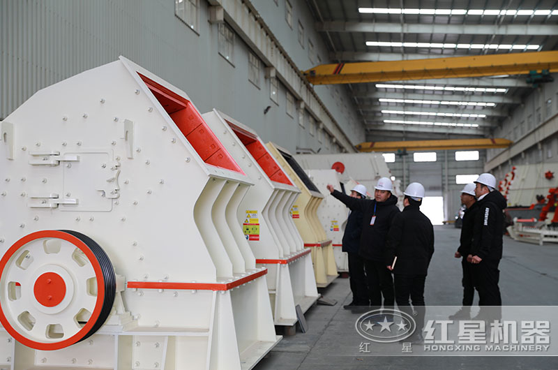客戶來(lái)紅星機(jī)器錘式制砂機(jī)車間考察
