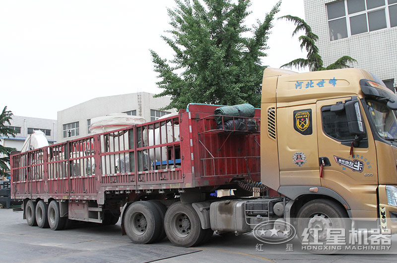 超細粉磨機裝車完畢、準備發(fā)貨